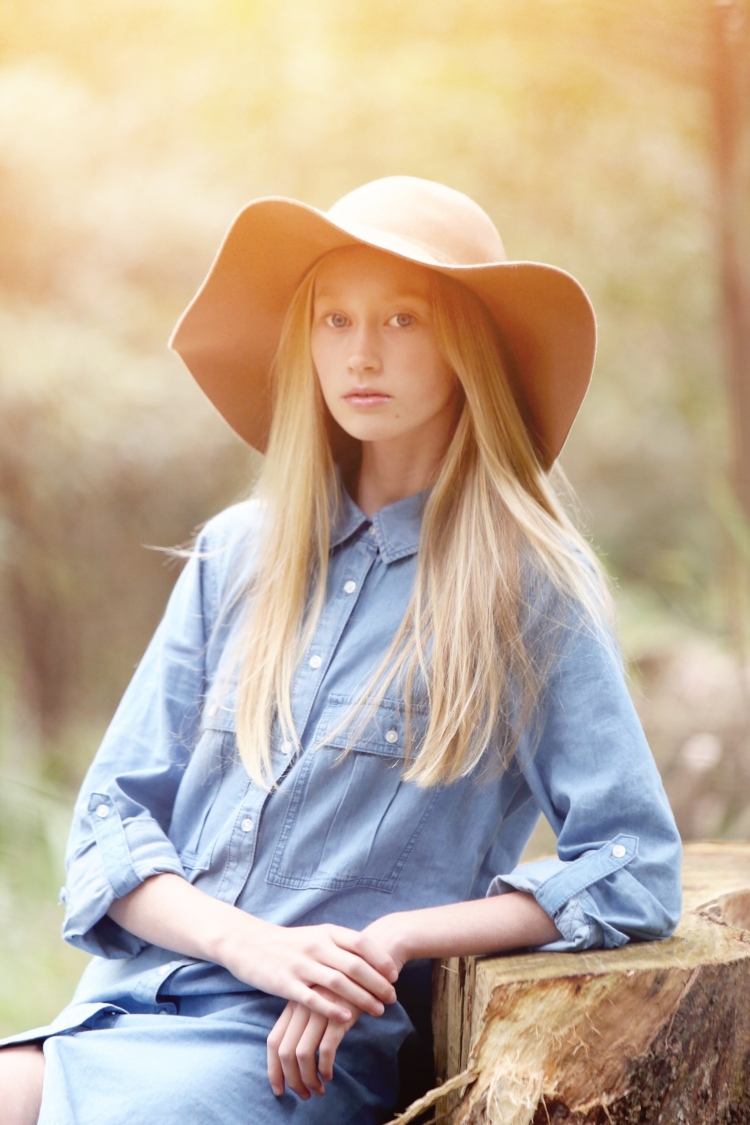 Modetrender för sommar- och höstskjortklänningar i denim