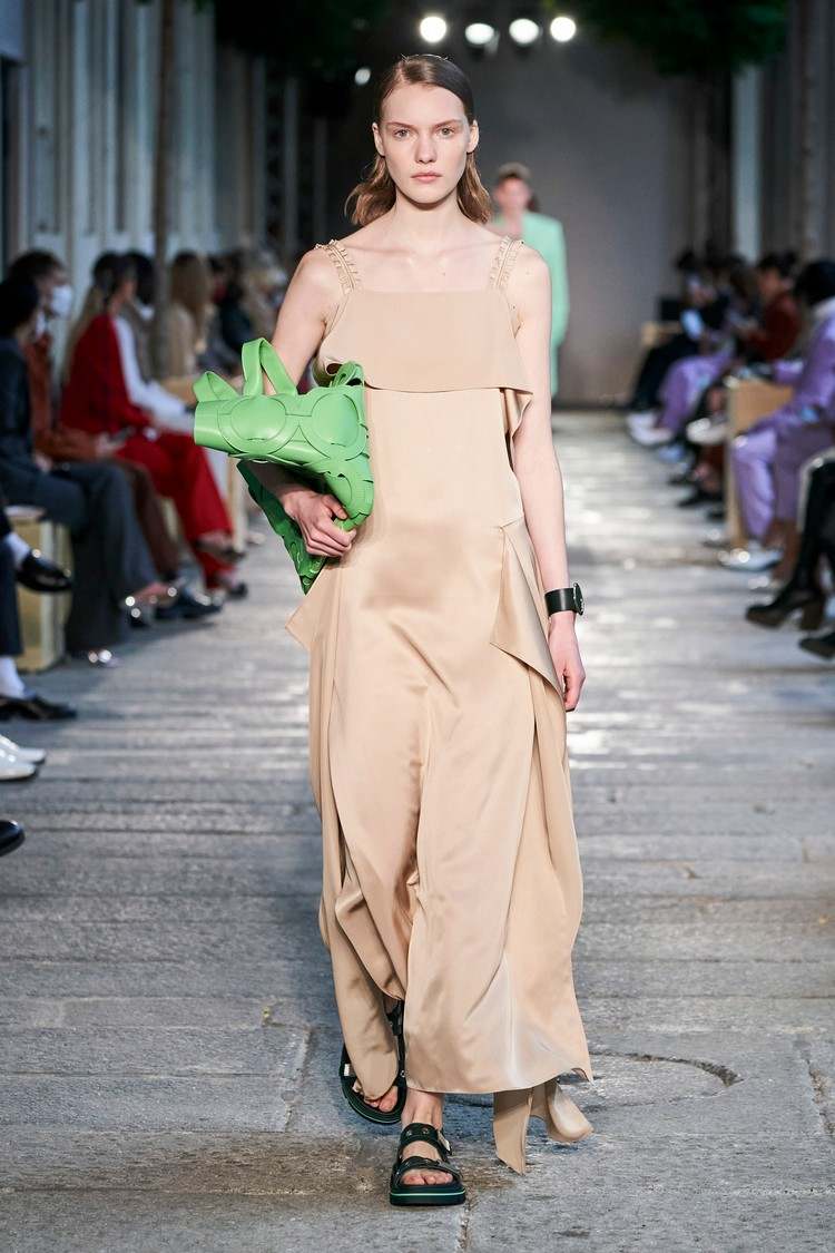 Modetrender Våren 2021 Milan Fashion Week Nakenkläder