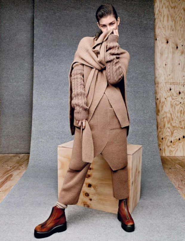 September-omslag-Vogue-Ryssland-2014-Ophelie-Guillermand-stickade kläder