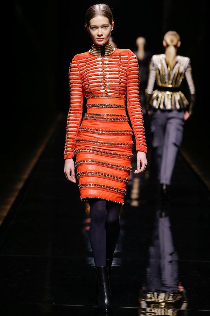 Vintermode Balmain modevisning orange klänning läderdetaljer