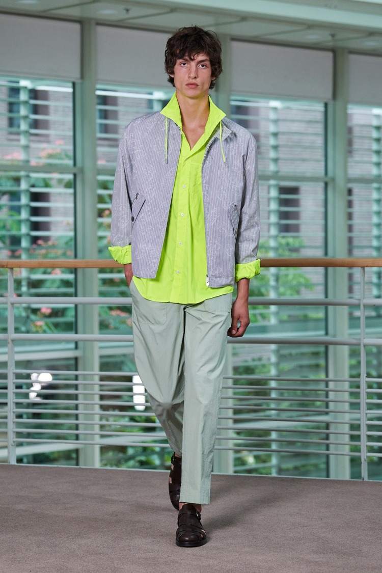 trendiga färger på herrmode med neo neon som skjorta under en grå jacka