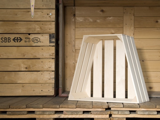 Möbler gjorda av europallar modulära former kombinerar storlekar