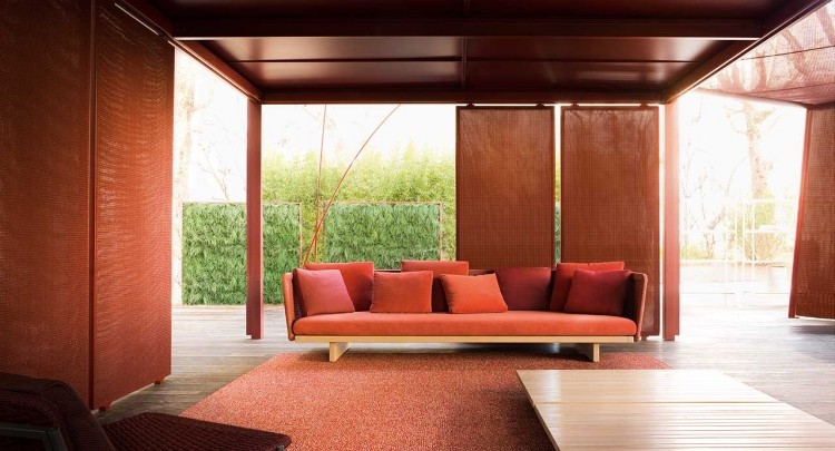 modulär-soffa-design-design-röd-inuti-utsida-trä-rotting