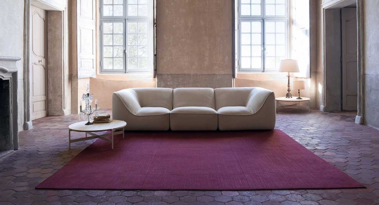 modulär soffa -design-design-beige-fåtölj-tre-sits-sittplatser-lila-matta