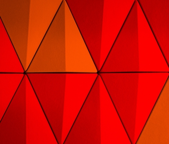 Triangulära paneler röd vägg systemdesign