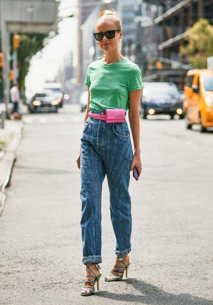Trendfärger 2021 mom jeans kombinerar sommar