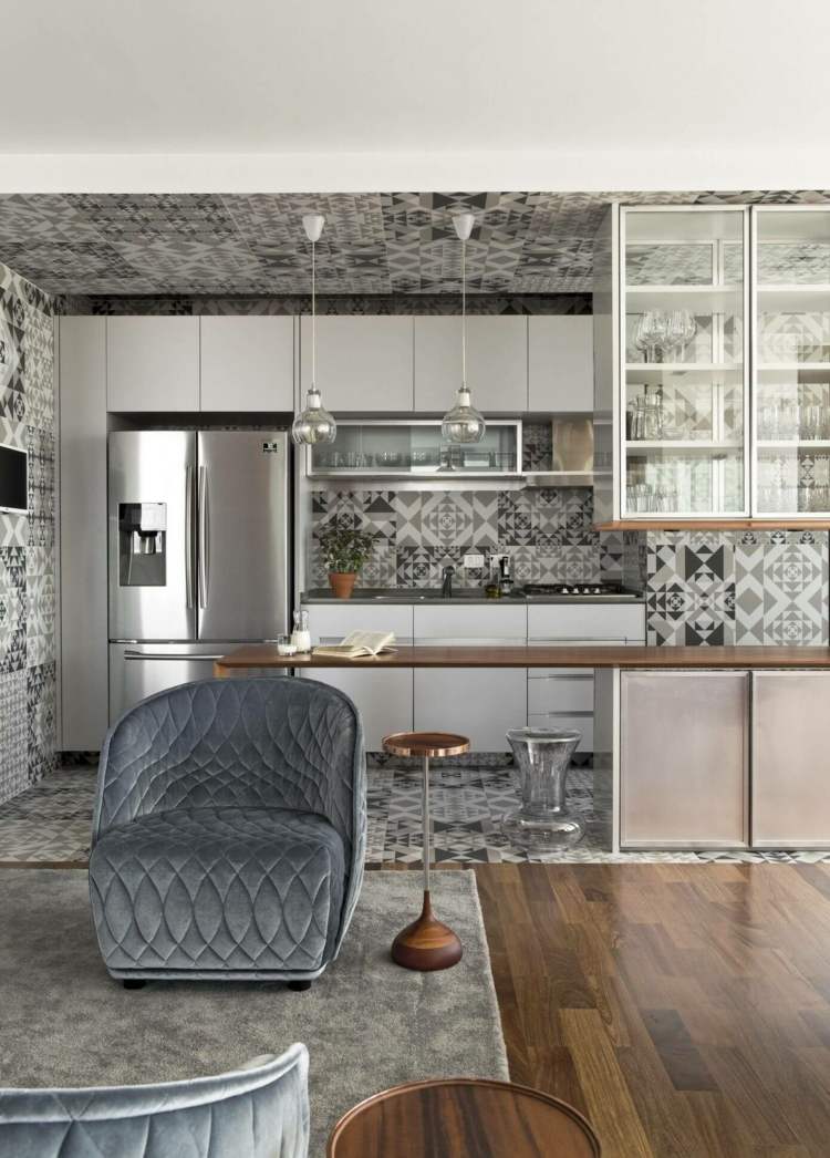 svartvit kök öppet-design-idé-fåtölj-vintage-sammet