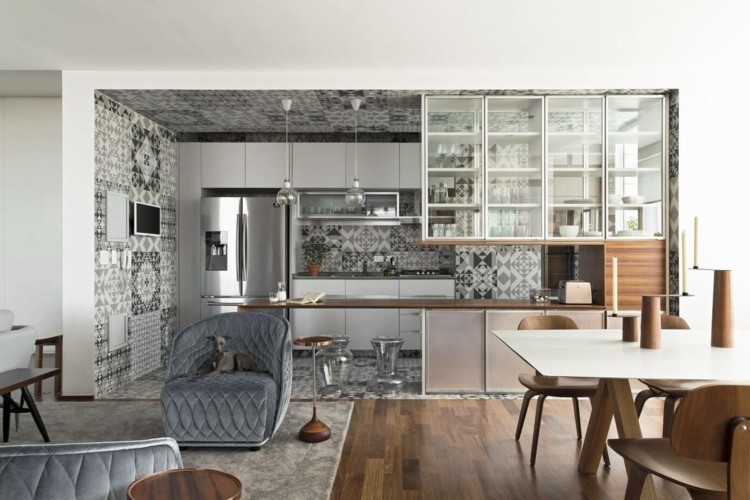 svartvitt kök-matplats-glas väggskåp-matbord-trä