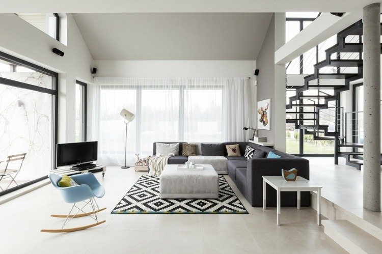 lyxig lägenhet svartvit matta design fönster ljus vardagsrum trappor