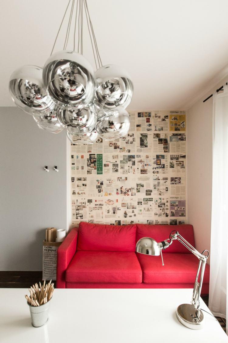 monokrom lyx lägenhet krom lampa soffa röd accent vägg magasin