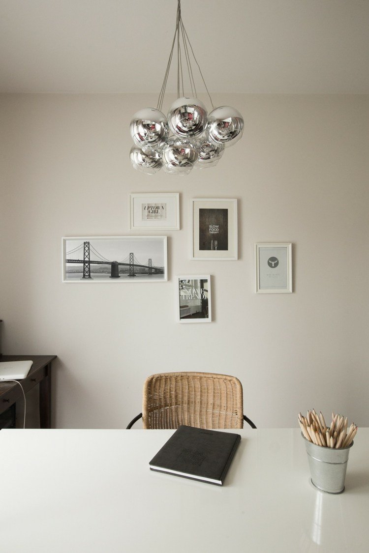 lyxig lägenhet monokrom korgstol skrivbord krom hängande lampa