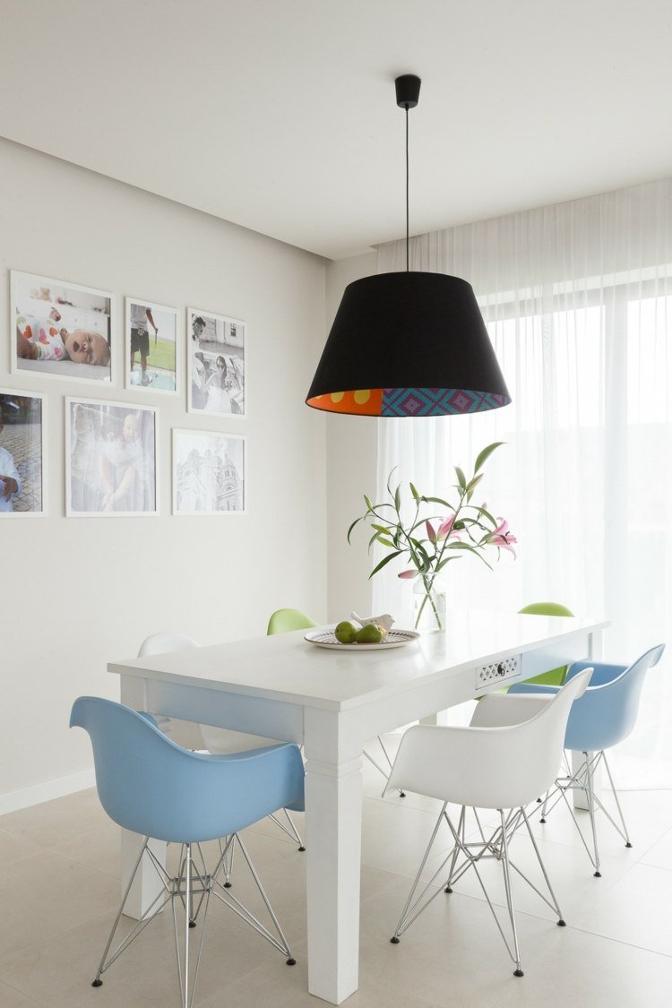 monokrom lyxig lägenhet matbord vita stolar ljusblå lampa svart