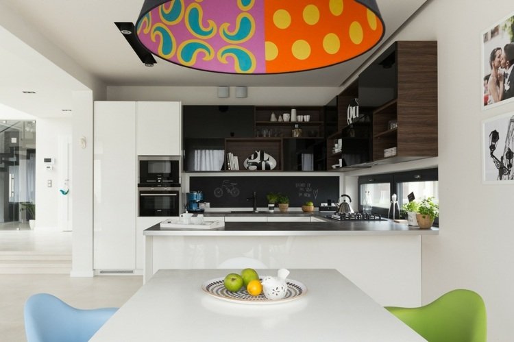 monokrom lyxig lägenhet design kökslampa färgglada kylskåp