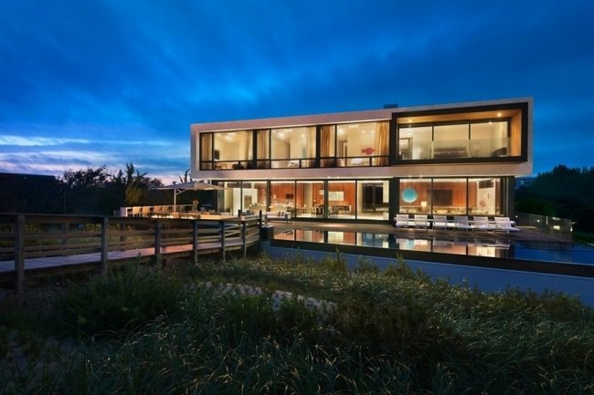 Modern villa med pool-natt belysning-New York Beach hus