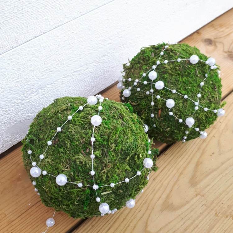 pärlhalsband mossboll gör festlig dekoration själv