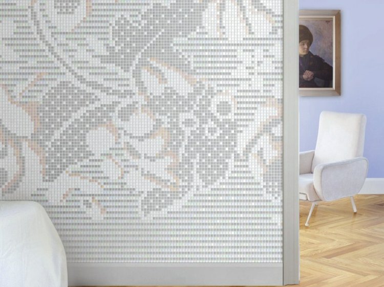 design-mosaik-kakel-dekor-vit-diskret-mönster-blommig-lila-parkett-fischgraete