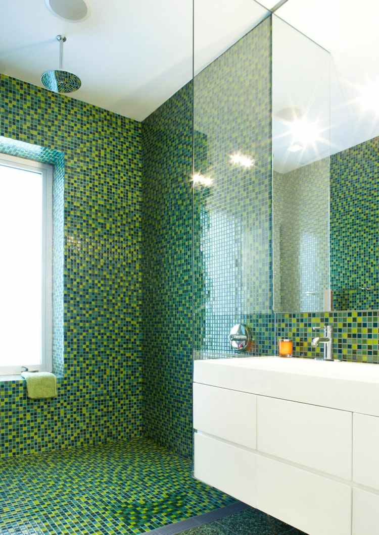 kakel för badrum dusch grön mosaik regnduschhuvud vit tvättkonsol