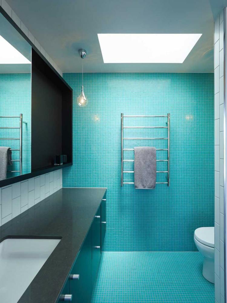 kakel till badrum ljusblå aqua idé mosaik svarta garderober
