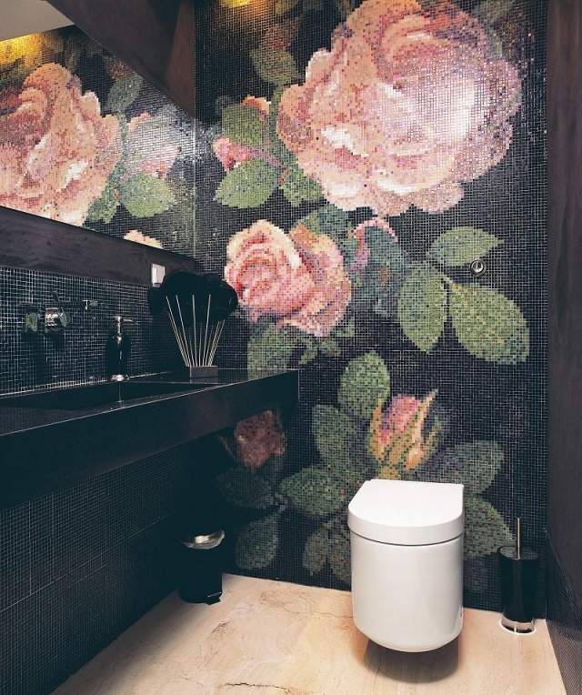 modernt-badrum-svart-mosaik-kakel-rosor