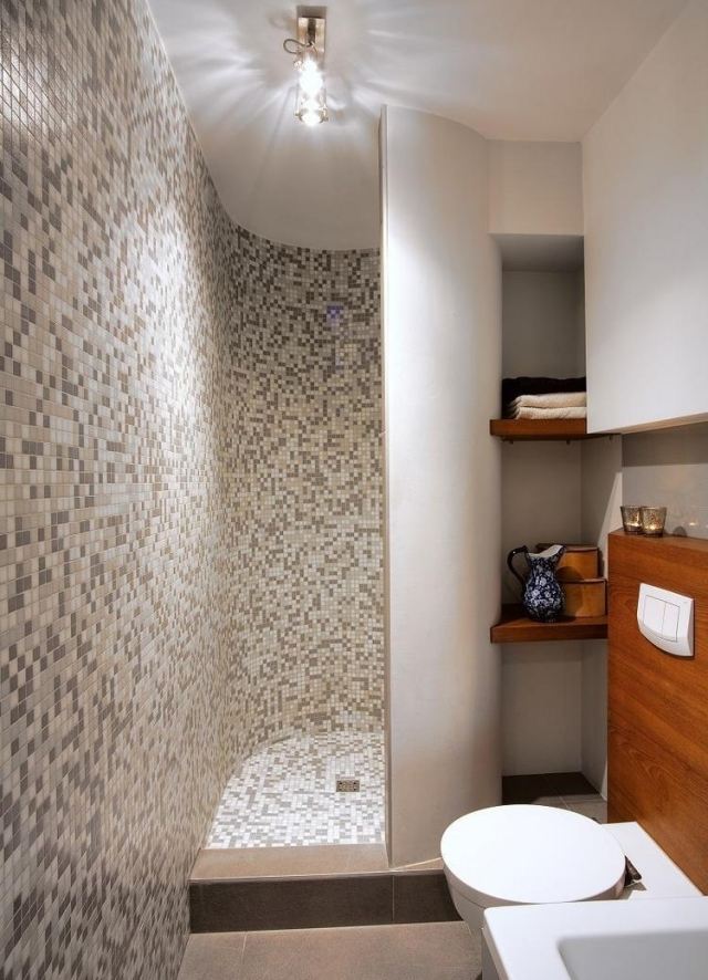 litet badrum-mosaik-kakel-duschkabinett-hyllor-väggnischer