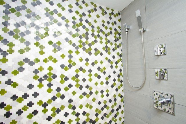 badrum-mosaik-kakel-plus-mönster-KORS-kvicksilver-mosaik