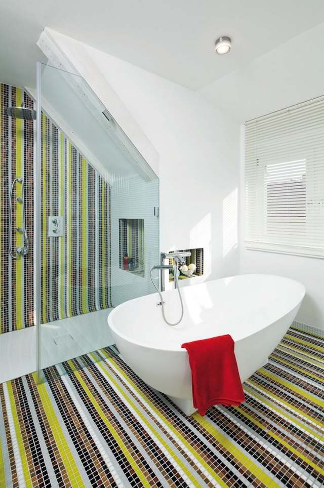 badrum-mosaik-kakel-design-remsor-golv-vägg-glas-partition-dusch-badkar