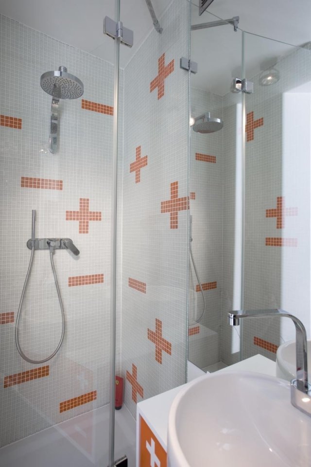 badrum-mosaik-dusch-område-glas-vägg-orange-vit-plus-minus
