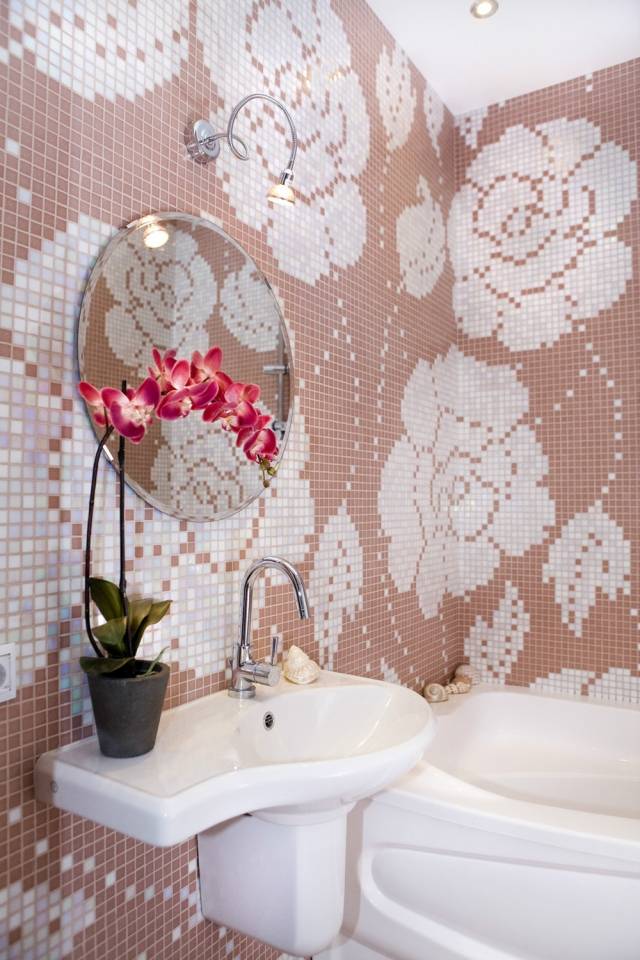 badrum-vägg-mosaik-kakel-gamla-rosa-vita-rosor