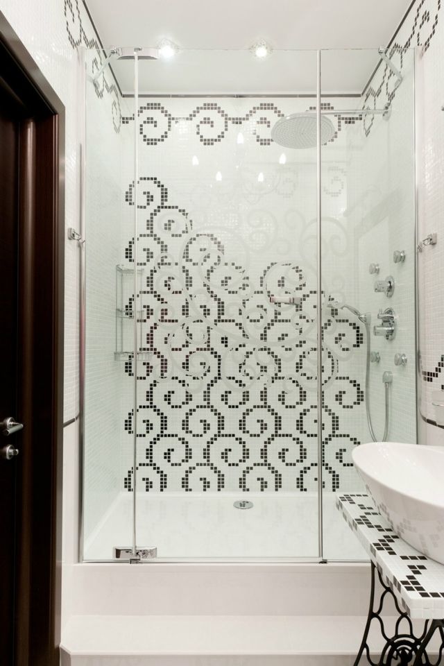 badrum-svart-vitt-gå-i-glas-dusch-mosaik-kakel