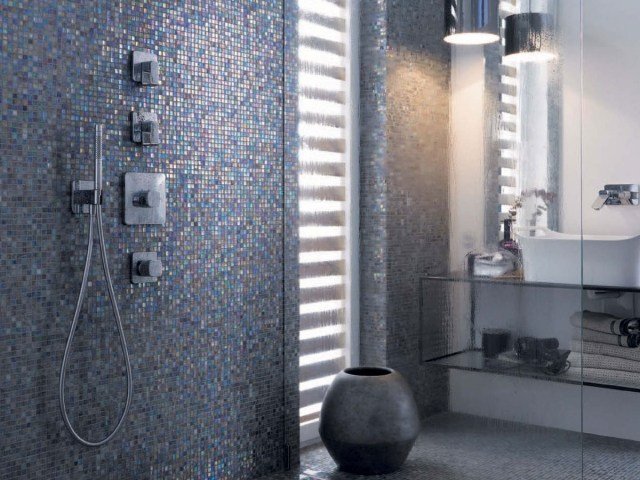 badrum-mosaik-kakel-grå-pärlemor-glansdusch