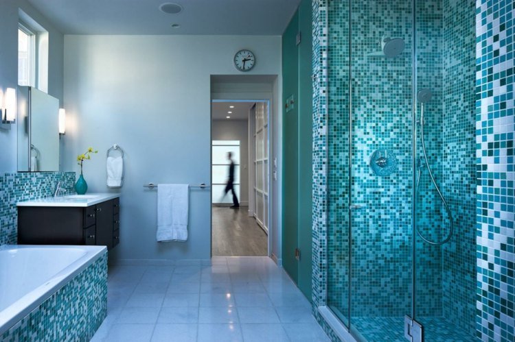 kakel till badrum blå nyanser vit mosaikidé våtcellsbadkar