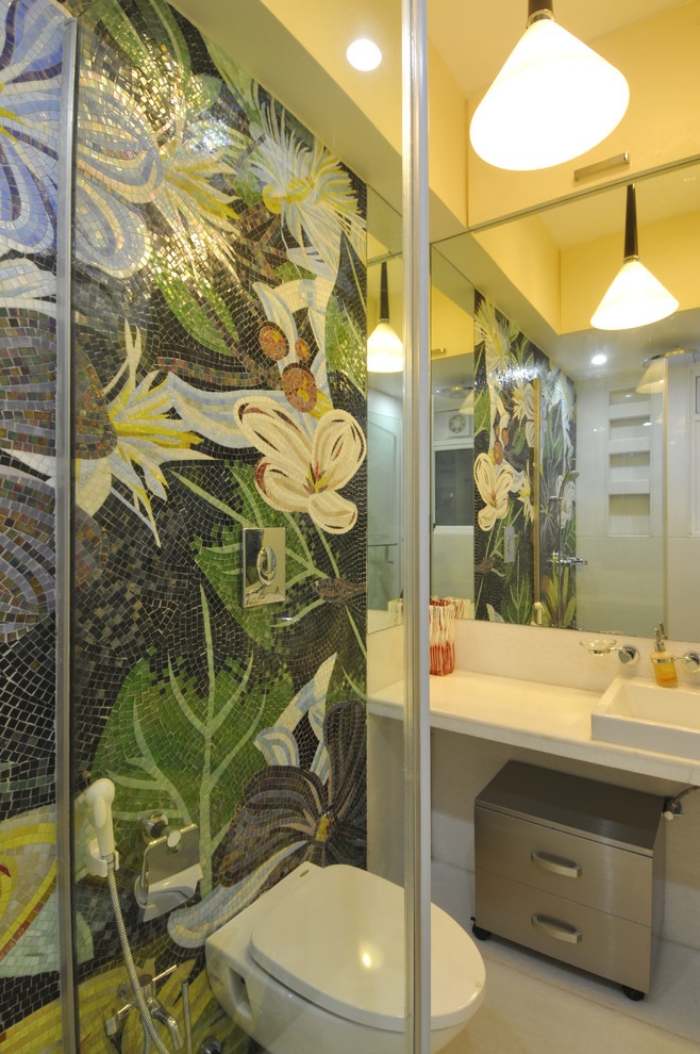 badrum-mosaik-kakel-blomma-motiv-toalett-vägg