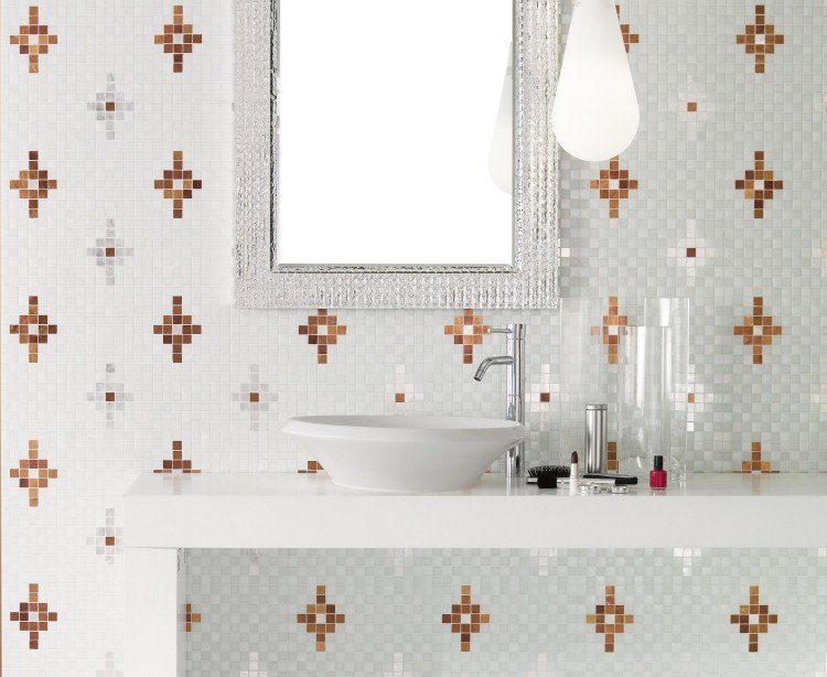 mosaik-kakel-badrum-vit-mönster-korall-färg-handfat-kran-spegel-glitter-modern