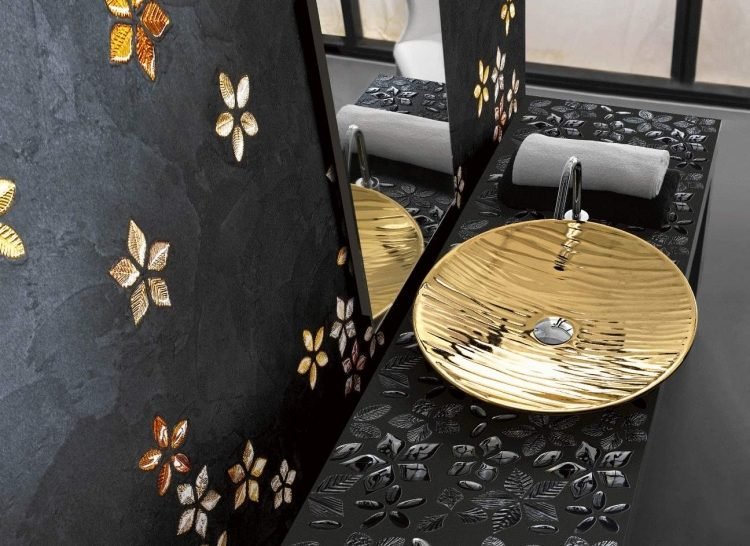 mosaik-kakel-badrum-guld-svart-handfat-modern-italien