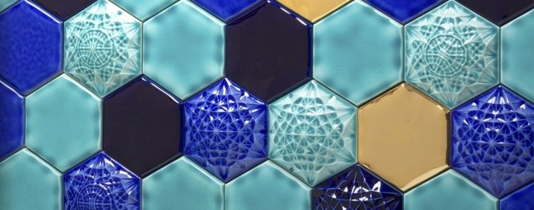 mosaik-kakel-badrum-bikakemönster-glaserad-blå-guld-turkos