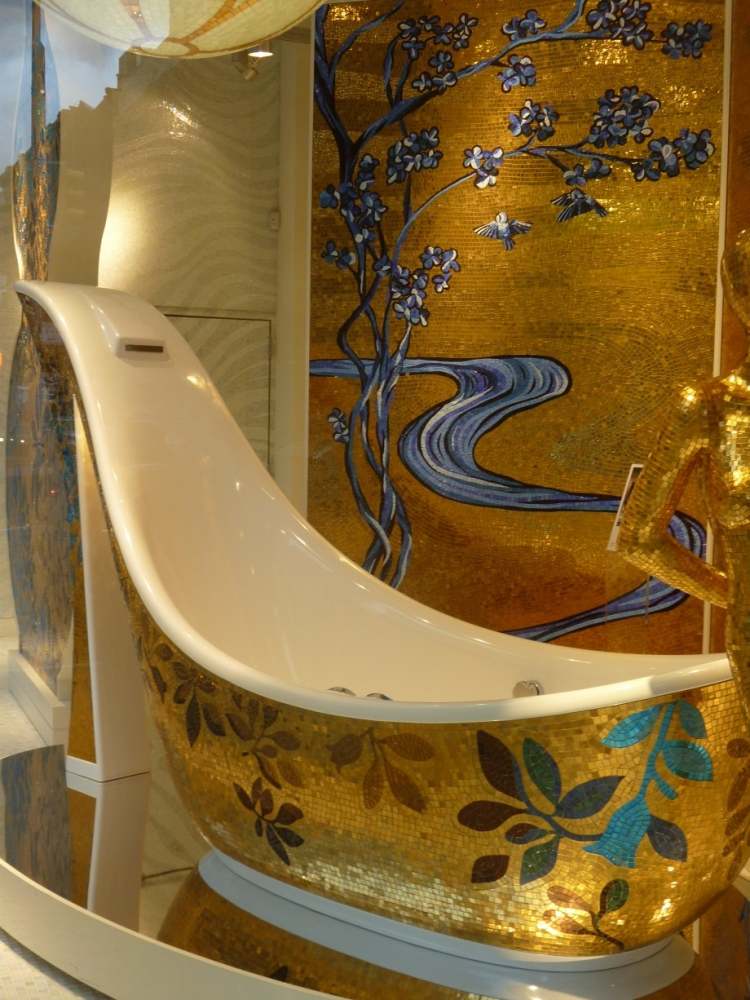 mosaik-kakel-badrum-bad-fristående-guld-blommigt-mönster-lyx