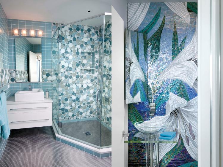 mosaik-kakel-badrum-cirklar-ljus-blå-blommor-modern-dusch-handfat-kran