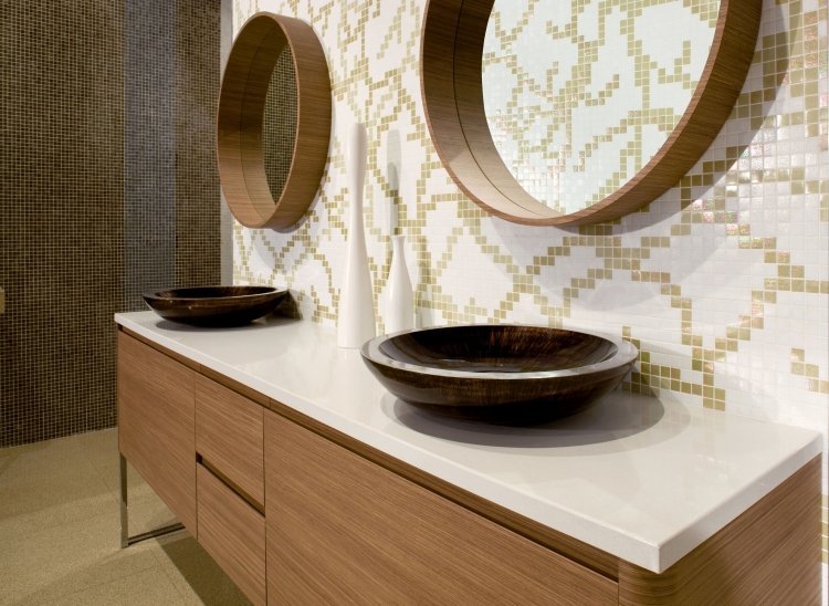 mosaik-kakel-badrum-spegel-runt-trä-under-diskbänk-guld-mönster