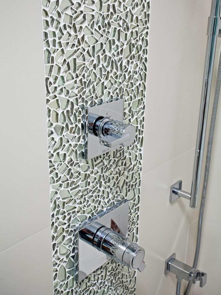 mosaik-kakel-badrum-glas-bitar-trasiga-beslag-dusch-vit