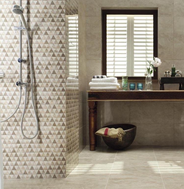 mosaik-kakel-badrum-grå-vit-monokrom-triangel-handfat-guld-spegel