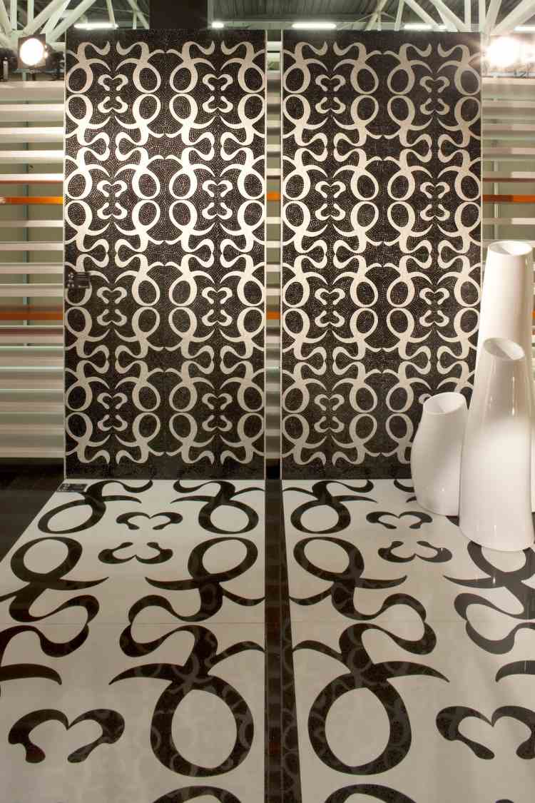 mosaik-kakel-badrum-prydnader-vit-svart-mörk-brun-dekoration-belysning-vaser