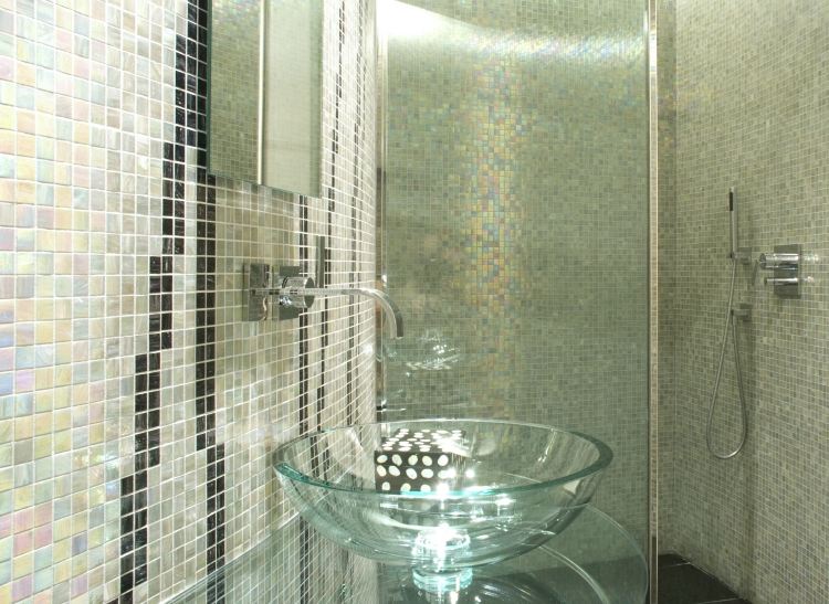 mosaik-kakel-badrum-pärlemor-glas-handfat-modern-kran-spegel-duschkabin