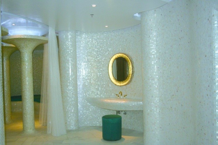mosaik-kakel-badrum-pärlemor-guld-spegel-oval-beslag-pelare-vit