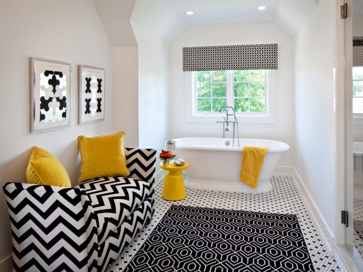 mosaik-kakel-badrum-svart-vitt-badkar-fristående-vintage-beslag-soffa-mönster-fönster-gul-accenter