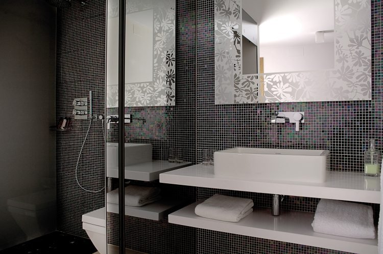 mosaikplattor-badrum-svart-vit-diskbänk-rektangulär-rundad kran