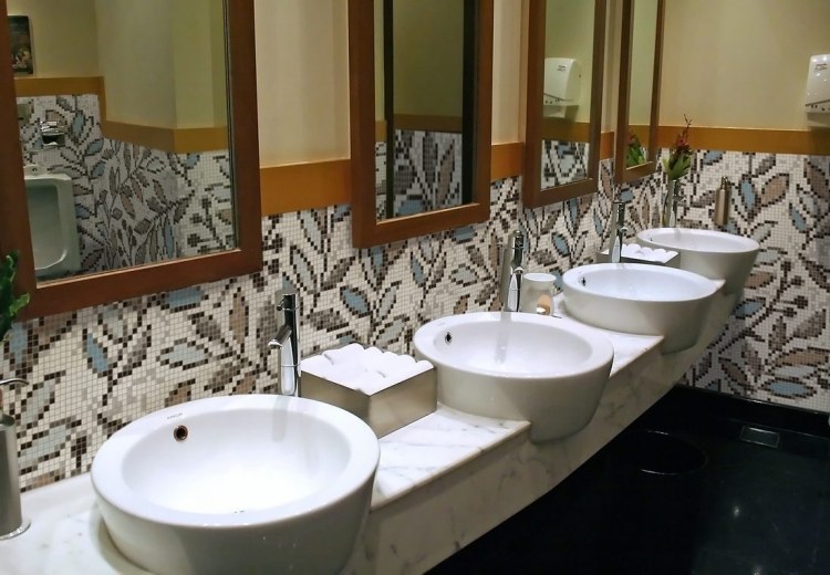 mosaik-kakel-badrum-handfat-fåfänga-marmor-runt-blomma-mönster-spegel-kran
