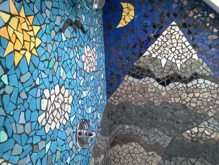 mosaik-kakel-badrum-konst-inredning-måne-sol-berg-bitar-sten-keramik