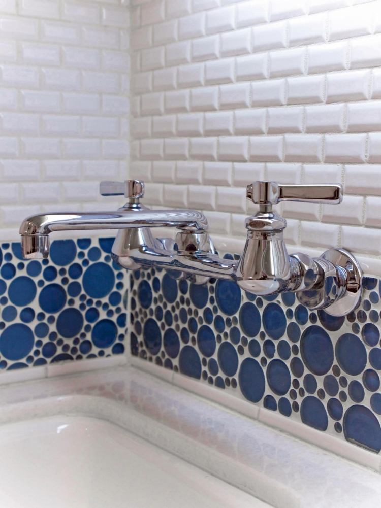 mosaik-kakel-badrum-vit-kran-cirkel-blå-badkar-dekorativ