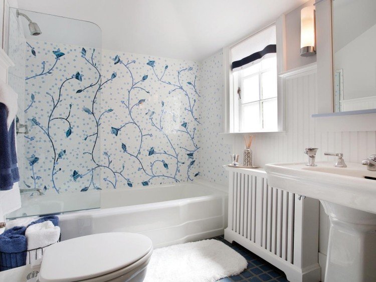 mosaik-kakel-badrum-vit-bad-tappning-toalett-blå-blommor-dusch-armaturer