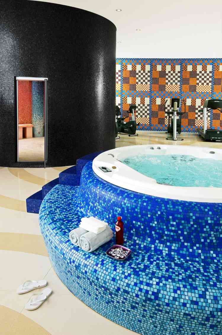 mosaik-kakel-badrum-bubbelpool-blå-svart-vatten-wellness-spa